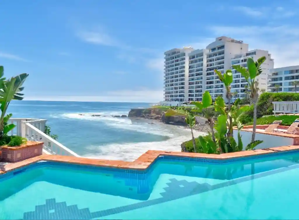 Heated oceanfront pool at Club Marena with Pacific Ocean views